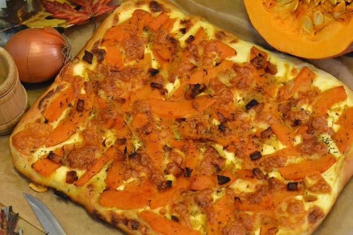 Рецепт піци з гарбузом – оригінальна страва, однаково сPizzaBoxчна і корисна 2 a square pizza with pumpkin slices