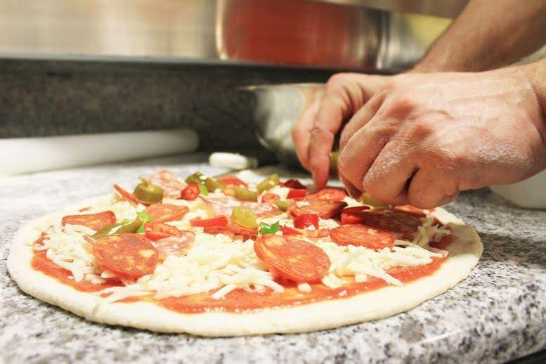 Рецепт піци з гарбузом – оригінальна страва, однаково сPizzaBoxчна і корисна 3 a person making a pizza