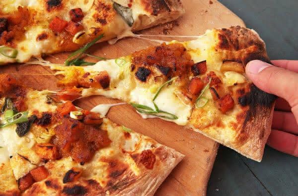 Рецепт піци з гарбузом – оригінальна страва, однаково сPizzaBoxчна і корисна 6 a pizza on a wooden board